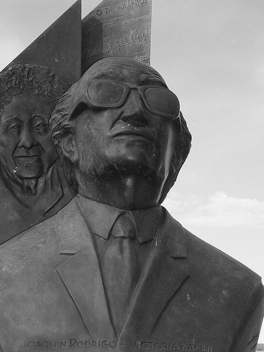 Busto de bronce de Joaquín Rodrigo en el Parque España de Rosario