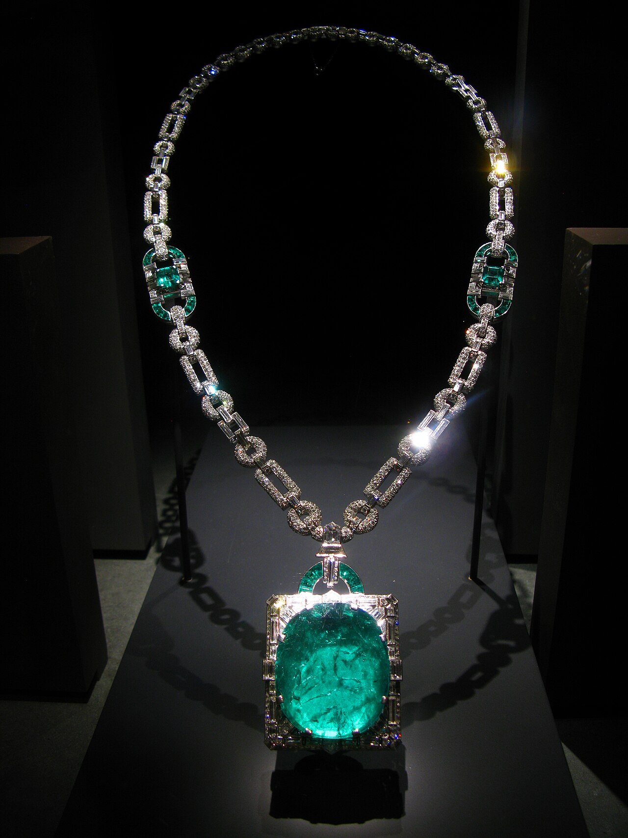 Joyas y collares expuestos